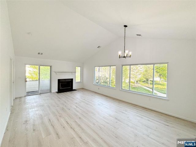 135 Falcon Ridge Way, Hamburg, NJ 07419