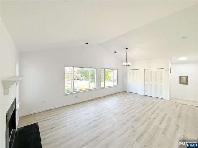 135 Falcon Ridge Way, Hamburg, NJ 07419