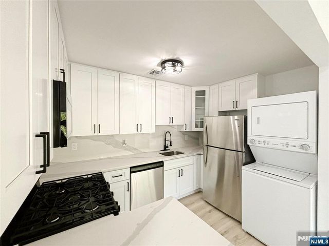 135 Falcon Ridge Way, Hamburg, NJ 07419