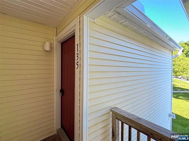 135 Falcon Ridge Way, Hamburg, NJ 07419