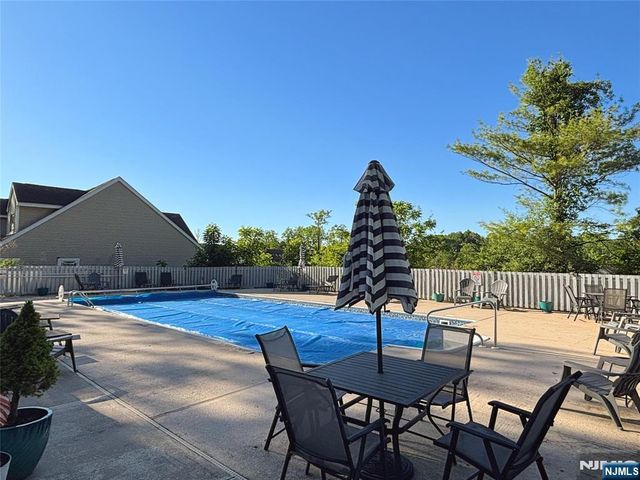 135 Falcon Ridge Way, Hamburg, NJ 07419