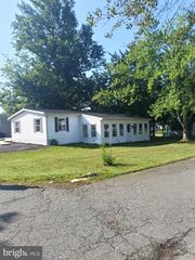 18 OAK DR, Spring City, PA 19475