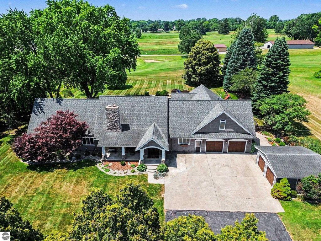 Image 1 of property listing at 115 Golfside Drive, Alma, MI 48801