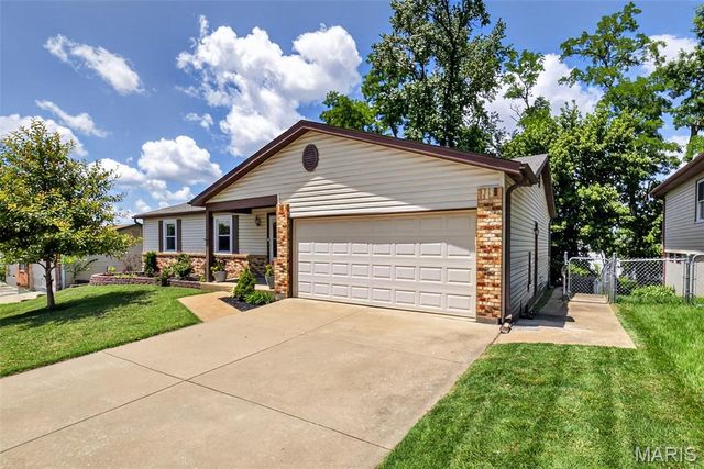 12123 Josephine Marie Drive, Maryland Heights, MO 63043