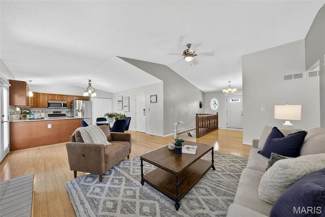 12123 Josephine Marie Drive, Maryland Heights, MO 63043