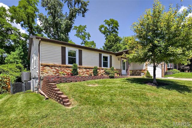12123 Josephine Marie Drive, Maryland Heights, MO 63043