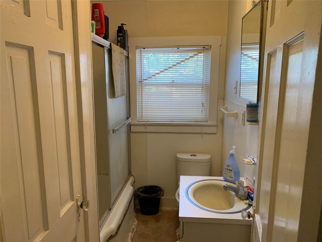 1009 Wolters Avenue, Schulenburg, TX 78956