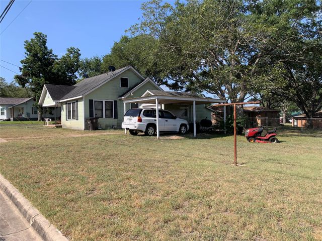 1009 Wolters Avenue, Schulenburg, TX 78956