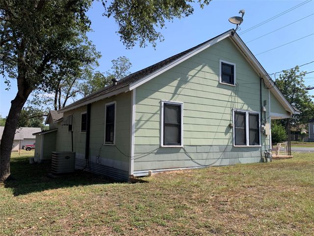 1009 Wolters Avenue, Schulenburg, TX 78956