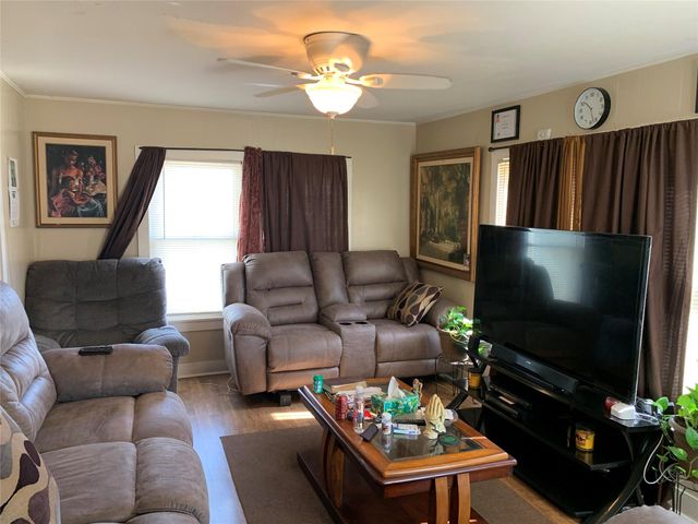 1009 Wolters Avenue, Schulenburg, TX 78956