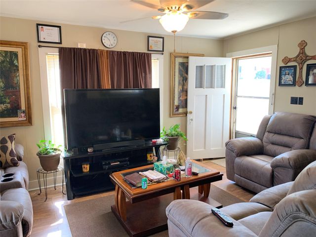 1009 Wolters Avenue, Schulenburg, TX 78956