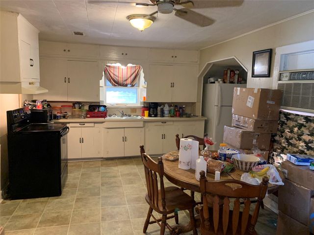 1009 Wolters Avenue, Schulenburg, TX 78956
