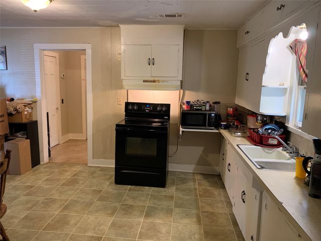 1009 Wolters Avenue, Schulenburg, TX 78956