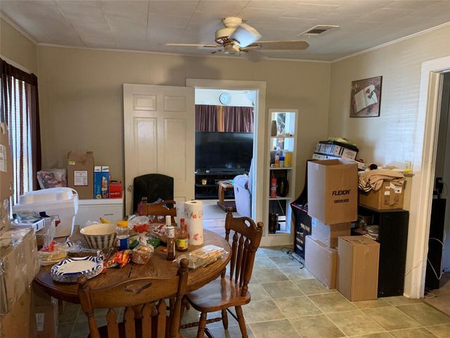 1009 Wolters Avenue, Schulenburg, TX 78956