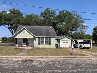 1009 Wolters Avenue, Schulenburg, TX 78956
