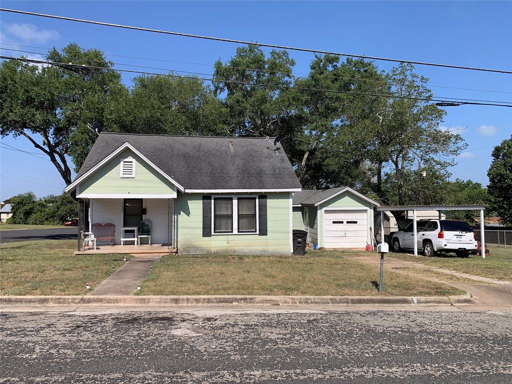 1009 Wolters Avenue, Schulenburg, TX 78956