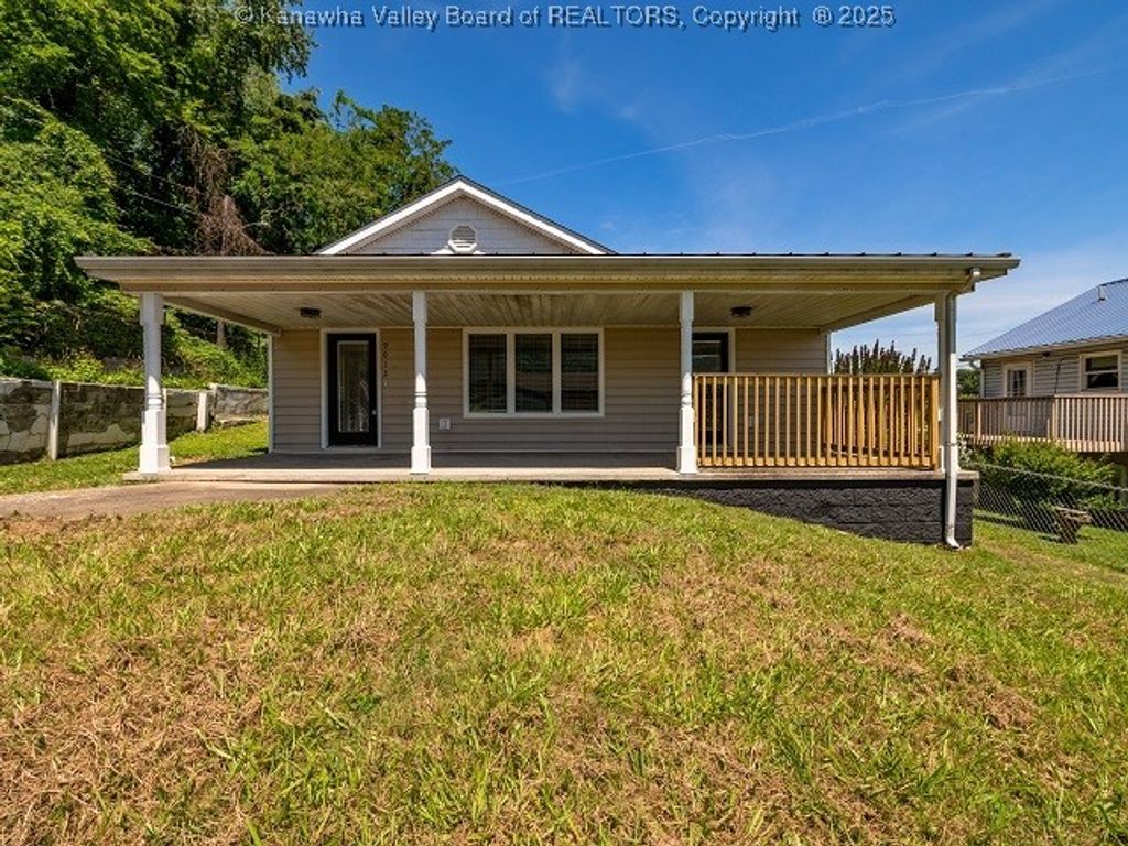 9012 Florida Avenue, Marmet, WV 25315