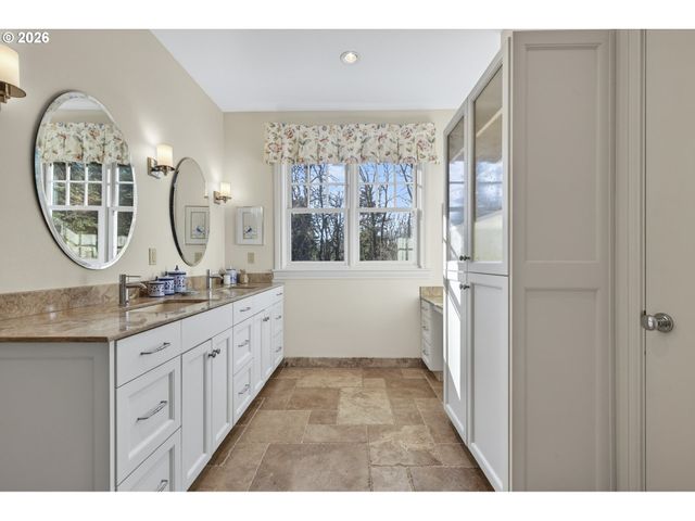 13220 S IRON MOUNTAIN Blvd, Portland, OR 97219