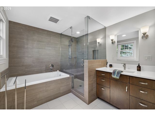 13220 S IRON MOUNTAIN Blvd, Portland, OR 97219