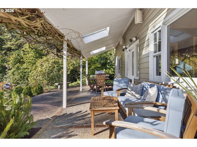 13220 S IRON MOUNTAIN Blvd, Portland, OR 97219