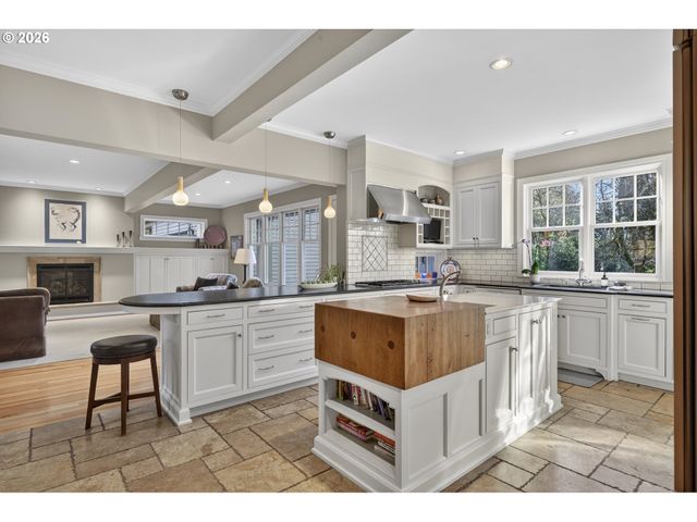 13220 S IRON MOUNTAIN Blvd, Portland, OR 97219