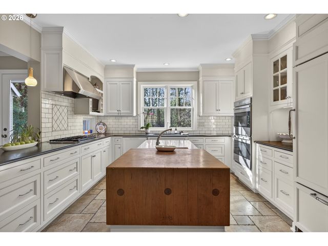 13220 S IRON MOUNTAIN Blvd, Portland, OR 97219