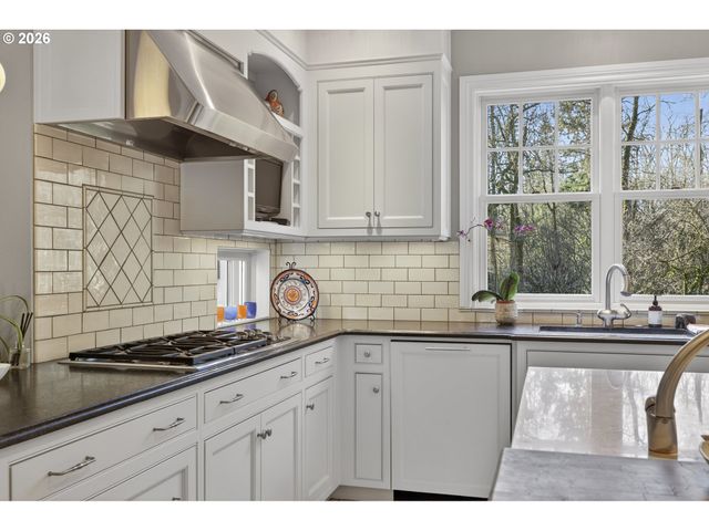 13220 S IRON MOUNTAIN Blvd, Portland, OR 97219