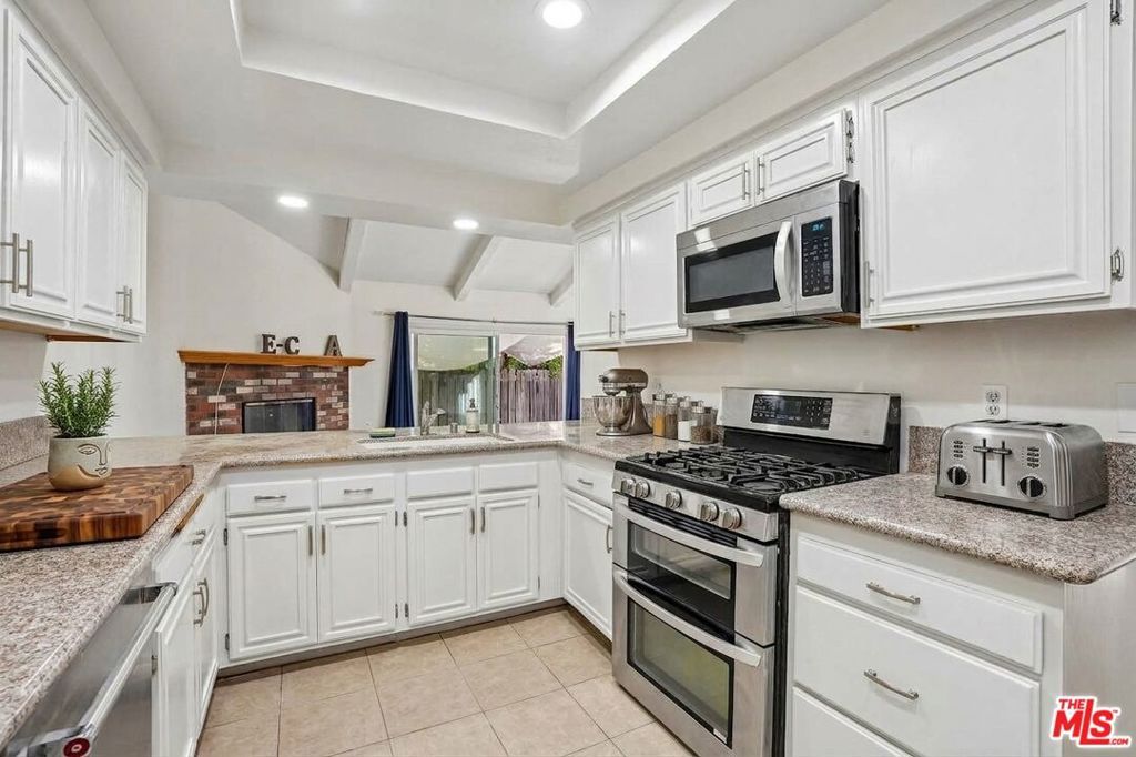 18424 Keswick Street 12, Reseda, CA 91335 — photo 5