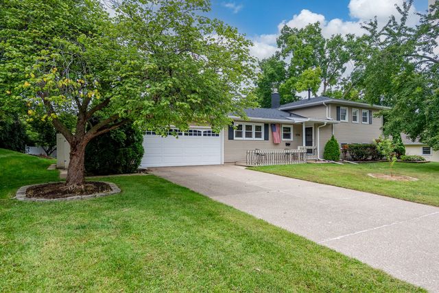 2236 Olympia Drive, Bettendorf, IA 52722