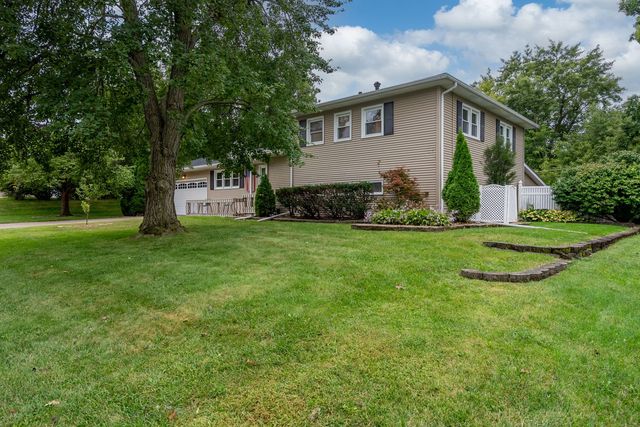 2236 Olympia Drive, Bettendorf, IA 52722