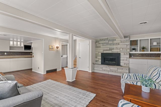 2236 Olympia Drive, Bettendorf, IA 52722