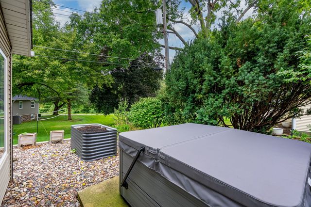 2236 Olympia Drive, Bettendorf, IA 52722
