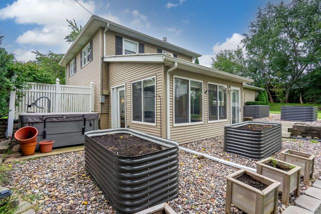 2236 Olympia Drive, Bettendorf, IA 52722