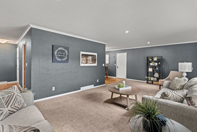 2236 Olympia Drive, Bettendorf, IA 52722