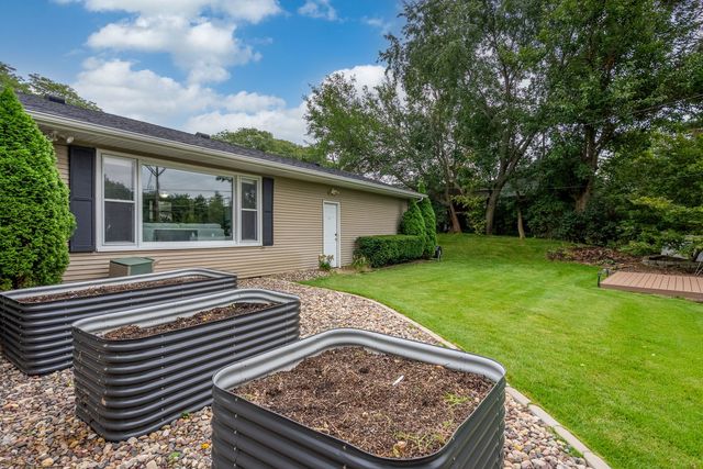 2236 Olympia Drive, Bettendorf, IA 52722