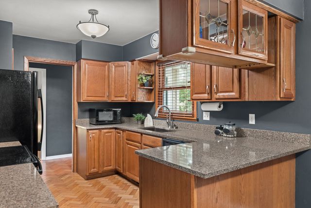 2236 Olympia Drive, Bettendorf, IA 52722