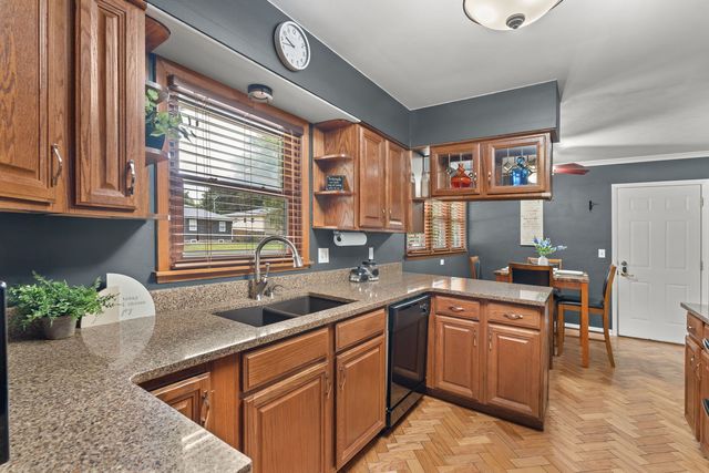 2236 Olympia Drive, Bettendorf, IA 52722