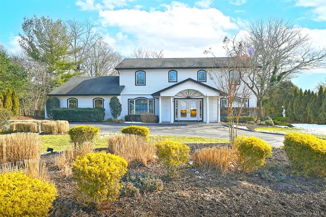 17 Susan Lane, Dix Hills, NY 11746