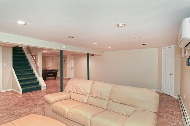 17 Susan Lane, Dix Hills, NY 11746