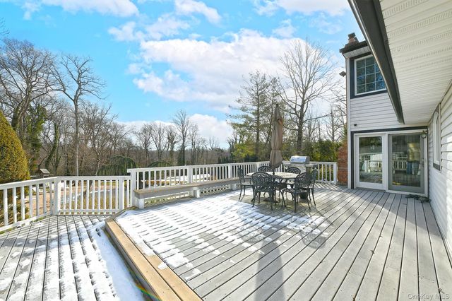 17 Susan Lane, Dix Hills, NY 11746