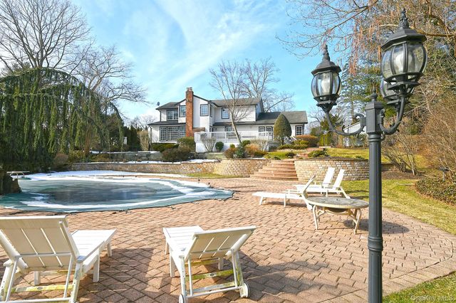 17 Susan Lane, Dix Hills, NY 11746