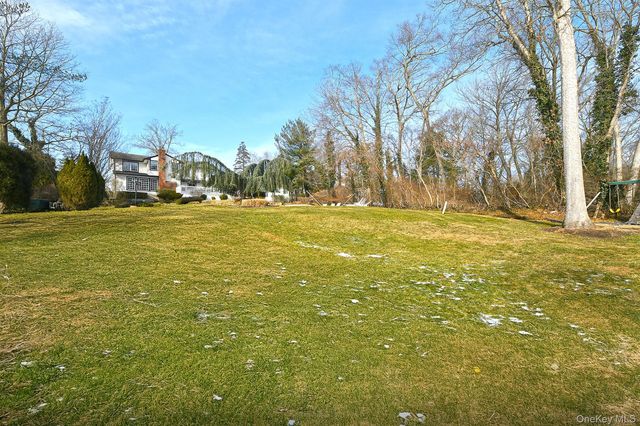 17 Susan Lane, Dix Hills, NY 11746