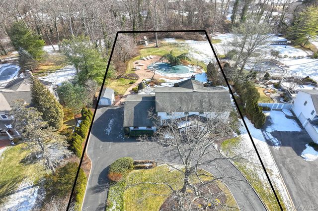 17 Susan Lane, Dix Hills, NY 11746