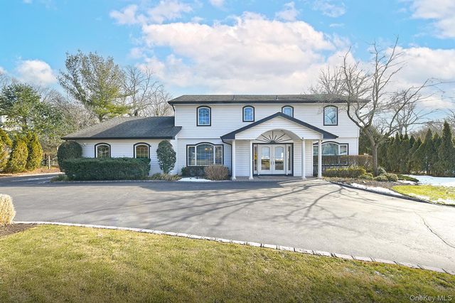 17 Susan Lane, Dix Hills, NY 11746