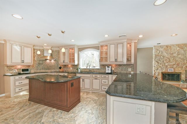 17 Susan Lane, Dix Hills, NY 11746