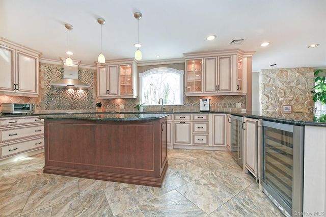 17 Susan Lane, Dix Hills, NY 11746