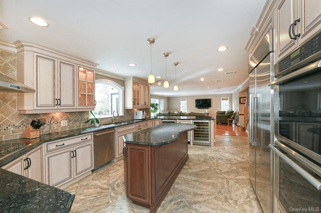 17 Susan Lane, Dix Hills, NY 11746