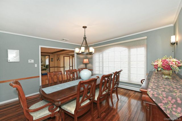 17 Susan Lane, Dix Hills, NY 11746