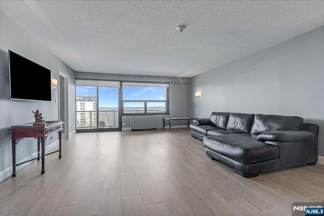 2 Claridge Drive 7KE, Verona, NJ 07044