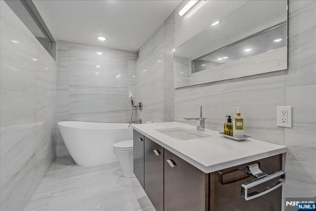 2 Claridge Drive 7KE, Verona, NJ 07044